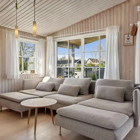 Lovely Within Walking Distance To The Sea بيت للعطل