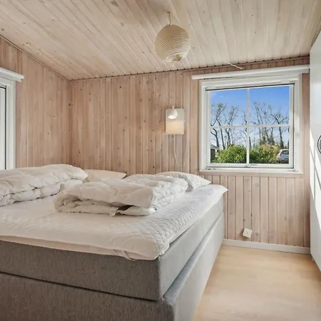 Дом отдыха Lovely Within Walking Distance To The Sea *