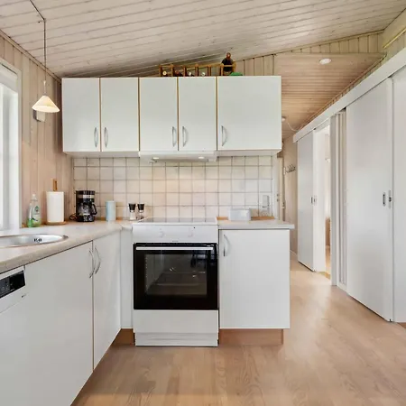 Дом отдыха Lovely Within Walking Distance To The Sea