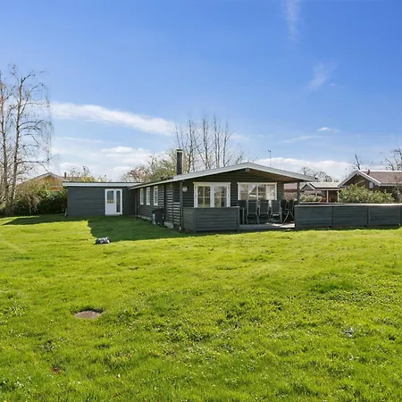 Lovely Within Walking Distance To The Sea