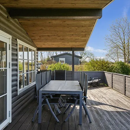 Lovely Within Walking Distance To The Sea